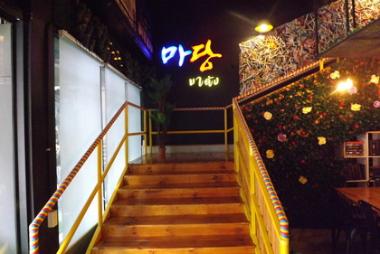 中の階段を２階へ